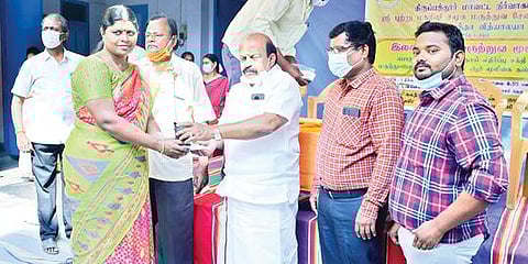 ஆம்பூரில் நடைபெற்ற சித்த மருத்துவ முகாமில் கலந்து கொண்ட பொது மக்களுக்கு நோய் எதிர்ப்பு சக்தியை அதிகரிக்கும் மருந்து பெட்டகத்தை வழங்கிய ஆம்பூர் எம்எல்ஏ வில்வநாதன். அருகில், சித்த மருத்துவர் பாஸ்கரன், வட்டாட்சியர் அனந்த கிருஷ்ணன் உள்ளிட்டோர்.