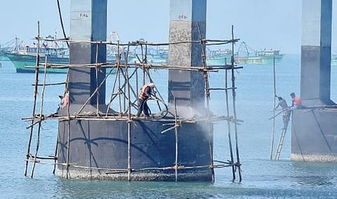 பாம்பன் சாலைப் பாலத்தின் தூண்களில் நடைபெறும் மராமத்துப் பணிகள். படம்: எல். பாலச்சந்தர்