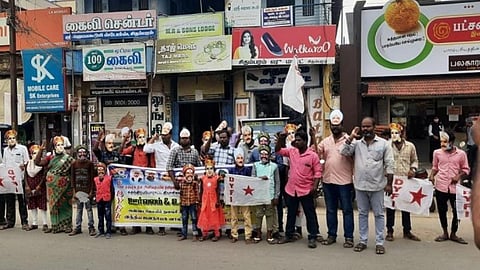 அணிவகுப்பு வாகனம் புறக்கணிப்பு: சிதம்பரத்தில் சுதந்திர போராட்ட வீரர்கள் உருவ முகமூடி அணிந்து போராட்டம்