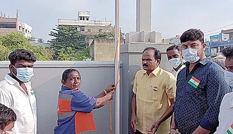 முடிச்சூர் கிராமத்தில் தேசியக் கொடியேற்றிய தூய்மைப் பணியாளர் முருகம்மாள். உடன் ஊராட்சி முன்னாள் தலைவர் தாமோதரன் உள்ளிட்டோர்.