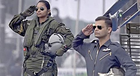 அணிவகுப்பில் பங்கேற்ற ரஃபேல் போர் விமான முதல் பெண் விமானி ஷிவாங்கி சிங் (இடது).