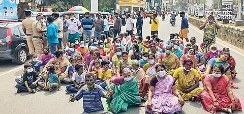 வேலூர் கொசப்பேட்டை எஸ்.எஸ்.கே. மானியம் பகுதியில் சீனிவாசன்  என்பவர் கொலை செய்யப்பட்டதை கண்டித்து, வேலூர் அண்ணா சாலையில் நேற்று மறியலில் ஈடுபட்ட உறவினர்கள் மற்றும் அப்பகுதி மக்கள். படம்:வி.எம்.மணிநாதன்.