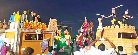 விழுப்புரம் புறவழிச்சாலையில் சுதந்திர போராட்ட வீரர்கள் ஊர்திகளுக்கு அமைச்சர் க.பொன்முடி தலைமையிலான அதிகாரிகள் நேரில் சென்று வரவேற்பு அளித்தனர்.