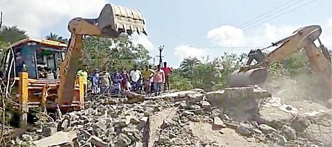 கடலூர் அருகே பயன்பாட்டில் இல்லாத வீடு இடிந்து விழுந்து 2 மாணவர்கள் உயிரிழப்பு