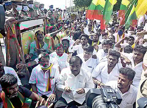 குடியரசு தினத்தையொட்டி சென்னை ரிசர்வ் வங்கி அலுவலகத்தில் நடந்த விழாவில் தமிழ்த்தாய் வாழ்த்துக்கு எழுந்து நிற்காத வங்கி ஊழியர்களை கண்டித்து தமிழக வாழ்வுரிமைக் கட்சி தலைவர் வேல்முருகன் எம்எல்ஏ தலைமையில் நேற்று முற்றுகை போராட்டம் நடைபெற்றது.படம்: ம.பிரபு