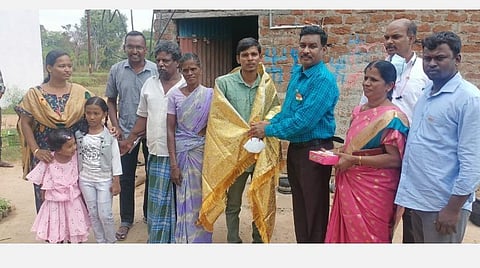 சென்னை மருத்துவக் கல்லூரியில் மருத்துவம் படிக்கும் வாய்ப்பை பெற்றுள்ள அரசு பள்ளி மாணவர் பிரகாஷ் ராஜுக்கு சால்வை அணித்து வாழ்த்து தெரிவித்த வட்டாட்சியர் கோவிந்தராஜன் மற்றும் வருவாய் துறையினர்.  