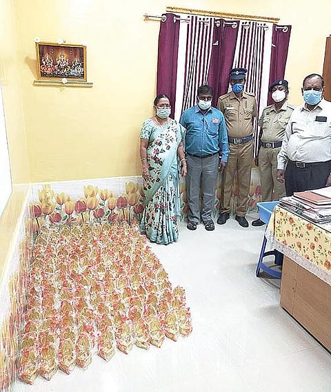 ஆரணி அருகே தேர்தல் பறக்கும் படையினர் மூலம் பறிமுதல் செய்யப் பட்ட 140 காமாட்சி அம்மன் விளக்குகள்.