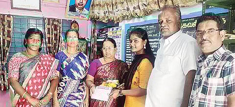 தமிழக அரசின் 7.5% இட ஒதுக்கீட்டில் மருத்துவம் படிக்க தேர்வான திமிரி அரசு பள்ளி மாணவி ரஞ்சினியை, பள்ளியின் தலைமை ஆசிரியை விஜயகுமாரி உள்ளிட்டோர் பாராட்டினர்.