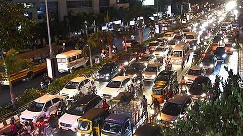 சென்னையில் போக்குவரத்து நெரிசலைக் குறைக்க பிரத்யேக இணையதளத்தை உருவாக்க வேண்டும்: மாநகர காவல் ஆணையருக்கு மாநில தகவல் ஆணையம் உத்தரவு