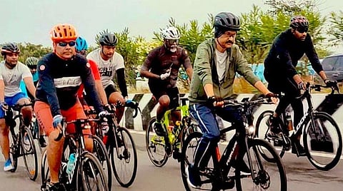 இசிஆர் சாலையில் முதல்வர் சைக்கிள் பயணம்