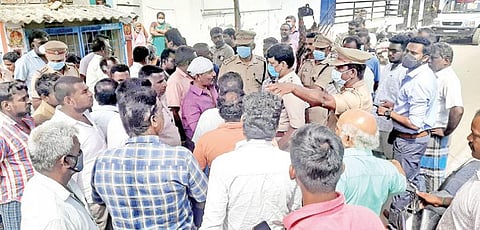 பாளையங்கோட்டையில் கொலை செய்யப்பட்ட திமுக பிரமுகர் உடலை வாங்க மறுத்து போராட்டம் நடத்திய அவரது உறவினர்களிடம் போலீஸார் பேச்சுவார்த்தை நடத்தினர்.படம்: மு.லெட்சுமி அருண்