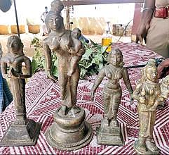 நாங்குநேரி பேருந்து நிலைய கழிவறையில் கிடந்த ஐம்பொன் சிலைகளை போலீஸார் மீட்டுள்ளனர்.