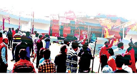 இறுதி ஊர்வலத்துக்கும் வழி விடாத சாதியம்!