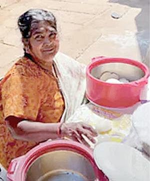 சமூக வலைதளங்களில் வீடியோ வைரலானதால் பெங்களூரு அம்மாவின் இட்லி வியாபாரம் அமோகம்: இட்லி விலை ரூ.2, தோசை ரூ.5