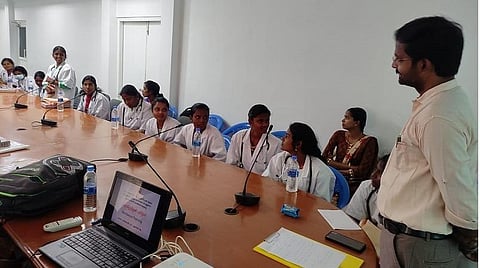 புதுக்கோட்டை ஆட்சியர் அலுவலகத்தில் நடைபெற்ற மருத்துவ மாணவர்களுக்கு நெகிழ்திறன் பயிற்சி அளிக்கிறார் மாவட்ட மனநல திட்ட அலுவலர் ஆர்.கார்த்திக் தெய்வநாயகம்.