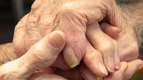 கடலூர் மாவட்டத்தில் கடந்த ஒரு மாதத்தில் ‘ஹலோ சீனியர்’ காவல் உதவி எண் மூலம் 20 புகார்களுக்கு உடனடித் தீர்வு: முதியவர்கள் தொடர்பு கொண்டு புகார் தரலாம்