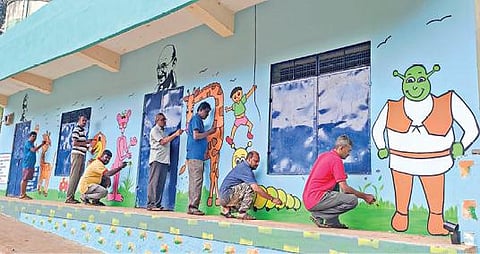 கொல்லிமலை ஊராட்சி ஒன்றியத்துக்கு உட்பட்ட ஊர்கலிங்கம்பட்டி ஊராட்சி ஒன்றிய தொடக்கப்பள்ளி சுவரில் ஓவியம் தீட்டும் பட்டாம்பூச்சிக் குழுவினர்.