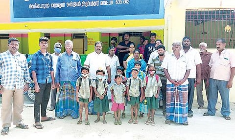 வெங்கடாபுரம் கிராமத்தில் உள்ள ஊராட்சி ஒன்றிய தொடக்க பள்ளிக்கு பொதுமக்கள் நேற்று பூட்டுப்போட்டு போராட்டத்தில் ஈடுபட்டனர்.