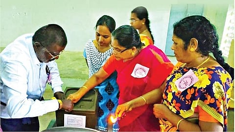 தேர்தல்களுக்கு அரசு ஊழியர்கள் அஞ்சுவதன் காரணம்