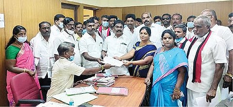 சமூக இடைவெளி இன்றியும், முகக்கவசம் அணியாமலும் ஜோலார்பேட்டை எம்எல்ஏ தேவராஜி தலைமையில் மனு தாக்கல் செய்ய வந்த திமுகவினர்.