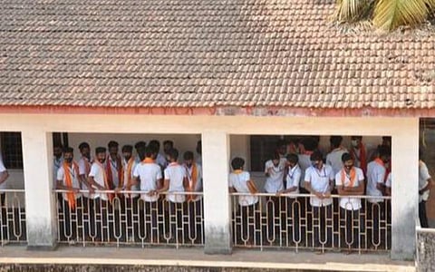 ஹிஜாப் அணிந்து வருவதை எதிர்த்து காவி துண்டு அணிந்து வந்த கர்நாடக கல்லூரி மாணவர்கள்