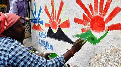 வேலூரில் திமுக எம்எல்ஏக்கள் மீது தேர்தல் நடத்தை விதிமீறல் புகார்: மாநகராட்சி ஆணையரிடம் மனு அளித்த அதிமுகவினர்