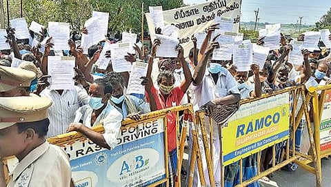 சிப்காட் தொடர்பாக தகவல் அறியும் உரிமை சட்டத்தின் கீழ் பல்வேறு கேள்விகளை எழுப்பி மனு கொடுக்க வந்த கிராம மக்கள்.படம்: இரா.தினேஷ்குமார்.