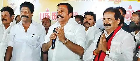 திருச்சி தென்னூரில் நேற்று நடைபெற்ற திமுக கூட்டணி செயல்வீரர்கள் கூட்டத்தில் பேசிய நகராட்சி நிர்வாகத் துறை அமைச்சர் கே.என்.நேரு. உடன், திமுக மத்திய மாவட்ட பொறுப்பாளர் க.வைரமணி, வடக்கு மாவட்டச் செயலாளர் காடுவெட்டி ந.தியாகராஜன் எம்எல்ஏ, 27-வது வார்டு வேட்பாளர் மு.அன்பழகன்.