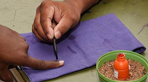 அரசு பணிகளை ராஜினாமா செய்துவிட்டு திருவேற்காடு நகராட்சியில் போட்டியிட இருவர் வேட்புமனு