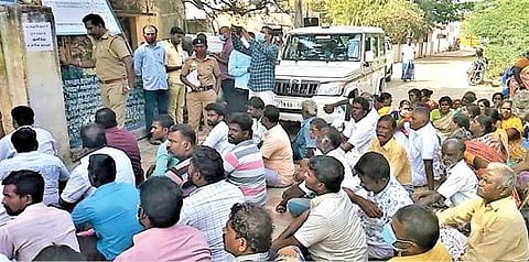 கடம்பூர் பேரூராட்சியில் போலி கையெழுத்து விவகாரத்தில் திமுக வேட்பாளர்கள் மூவரின் வேட்பு மனுக்களை தள்ளுபடி செய்யக்கோரி எதிர்தரப்பினர் தர்ணாவில் ஈடுபட்டனர்.