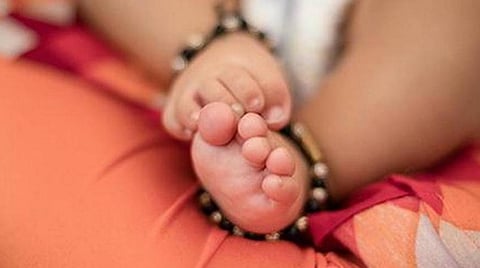 குடும்ப கட்டுப்பாட்டு சிகிச்சைக்குப்பின் பிறந்த பெண் குழந்தையின் கல்விச்செலவை தமிழக அரசு ஏற்க உத்தரவு