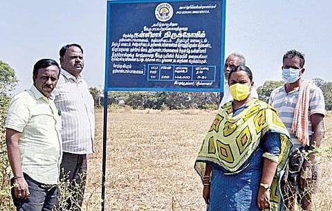 அவிநாசி வட்டத்தில் இந்து சமய அறநிலையத் துறைக்கு சொந்தமான கோயில் நிலத்தை மீட்டு அறிவிப்புப் பலகை வைத்த அறநிலையத் துறை அதிகாரிகள்.