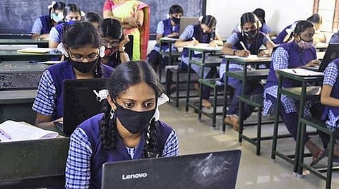 அதிக விலைக்கு ஒப்பந்தம் கோருவதால் மாணவர்களுக்கு மடிக்கணினி வழங்குவதில் தாமதம்: பள்ளிக்கல்வித் துறை விளக்கம்