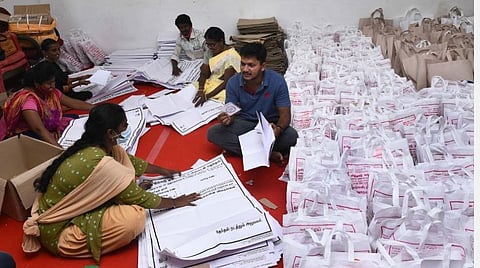 நகர்ப்புற உள்ளாட்சித் தேர்தல்: வாக்குச்சாவடிகளில் பயன்படுத்தும் பொருட்களைத் தயார் செய்யும் பணிகள் தீவிரம்