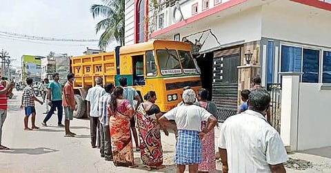 திருப்பத்தூரில் டிப்பர் லாரி வீட்டுக்குள் நுழைந்து விபத்து ஏற்படுத்தியது.