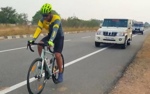 உடற்பயிற்சி குறித்து விழிப்புணர்வு ஏற்படுத்துவதற்காக நேற்று சைக்கிளில் பயணம் மேற்கொண்ட  எஸ்.பி சுஜித்குமார்.