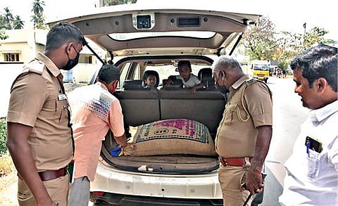 ஈரோடு எல்லப்பாளையம் பகுதியில் தேர்தல் பறக்கும் படையினர் வாகனச் சோதனையில் ஈடுபட்டனர்.