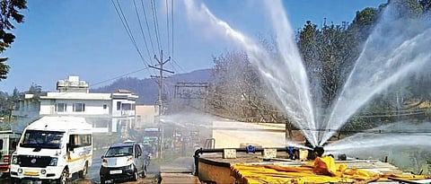 உதகையில் குடிநீர் குழாய் உடைப்பால் நீரூற்றுபோல பீய்ச்சியடித்த தண்ணீர்