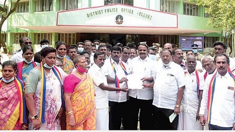 வேலூர் மாவட்ட காவல் கண்காணிப்பாளர் அலுவலகத்துக்கு நேற்று மனு அளிக்க வந்த பாமகவினர். படம்:வி.எம்.மணிநாதன்.