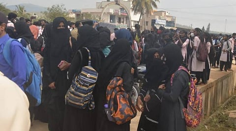 ஹிஜாப் விவகாரம், எதிர்வினைகளின் தாக்கம்: கர்நாடகாவில் 3 நாட்களுக்கு மேல்நிலைப் பள்ளிகள், கல்லூரிகளுக்கு விடுமுறை