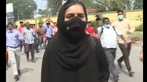 நான் தொடர்ந்து ஹிஜாப் அணிவேன்; எனது இந்து நண்பர்கள் துணையாக இருந்தனர்: கர்நாடக மாணவி பேட்டி