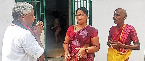 மானாமதுரை  14-வது வார்டில் தனி ஆளாக வாக்கு சேகரிக்கும் அதிமுக வேட்பாளர் பழனி.