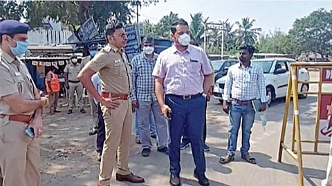 செங்கல்பட்டு அடுத்த மாமண்டூர் பாலாற்று பாலம் சீரமைப்புப் பணிகள் மற்றும் போக்குவரத்து மாற்றம் குறித்து ஆட்சியர் ராகுல்நாத் மற்றும் மாவட்ட காவல் கண்காணிப்பாளர் அரவிந்தன் ஆகியோர் நேரில் ஆய்வு செய்தனர்.