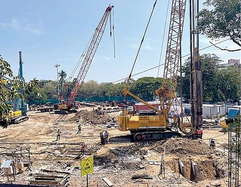 சென்னை ஆர்.ஏ.புரம் கிரீன்வேஸ் சாலையில் கனரக இயந்திரங்கள் மூலம் நடைபெறும் மெட்ரோ ரயில் நிலையப் பணிகள். படம்: பு.க.பிரவீன்