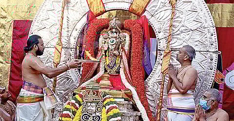 திருப்பதி ஏழுமலையான் கோயிலில் ரத சப்தமியையொட்டி 7 வாகனங்களில் உற்சவரான மலையப்பர் எழுந்தருளி காட்சியளித்தார்.