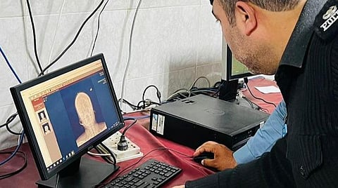 பாதிக்கப்பட்ட பெண்ணின் எக்ஸ்-ரேவை ஆய்வு செய்யும் பாகிஸ்தான் போலீஸ்.