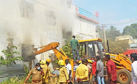 நெல்லையில் வங்கியில் பயங்கர தீ விபத்து: பல லட்சம் மதிப்புள்ள ஆவணங்கள் எரிந்து நாசம்