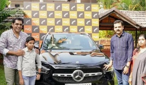 'அவர் ஊழியர் அல்ல; எனது பார்ட்னர்' - தொழிலாளிக்கு பென்ஸ் கார் பரிசளித்த கேரள தொழிலதிபர்