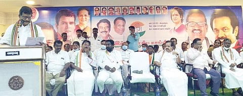 நாங்குநேரியில் நடைபெற்ற காங்கிரஸ் கட்சி கூட்டத்தில் பேசுகிறார் கட்சியின் மாநிலத் தலைவர் கே.எஸ். அழகிரி.படம்: மு.லெட்சுமி அருண்