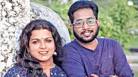 திருநம்பி மனு கார்த்திகா - திருநங்கை சியாமா பிரபா.